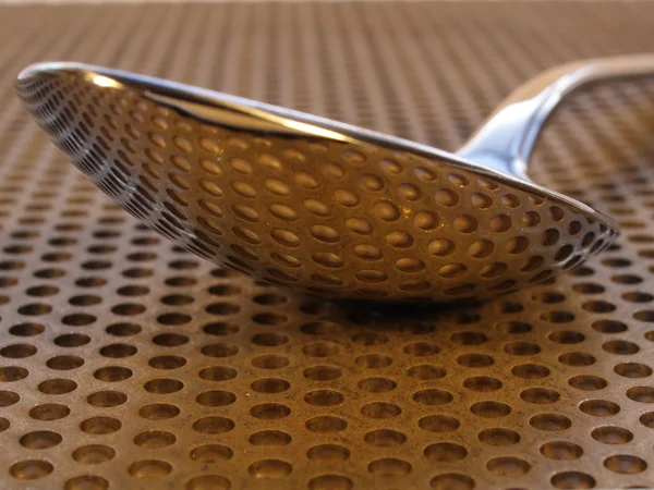 Cuchara en placa de acero perforada — Foto de Stock