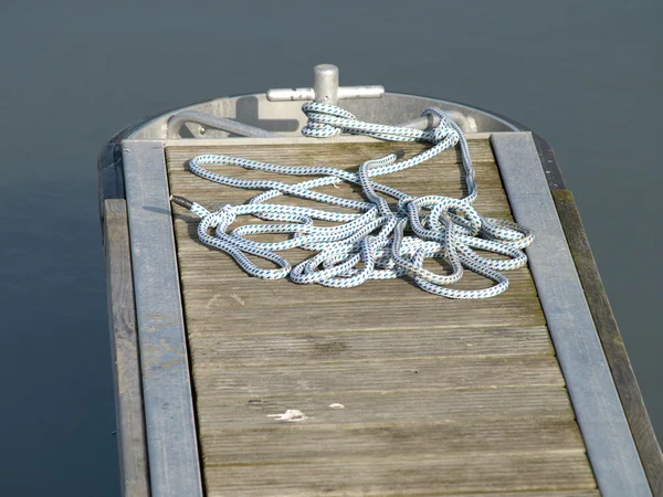 Houten voetgangersbrug met een touw — Stockfoto