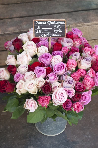 Franska marknaden rosor i metall hink Stockfoto