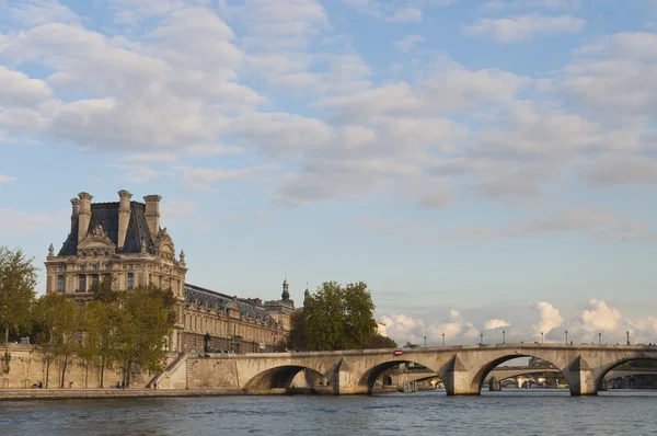 Bruggen over de rivier de seine in Parijs. — Stockfoto