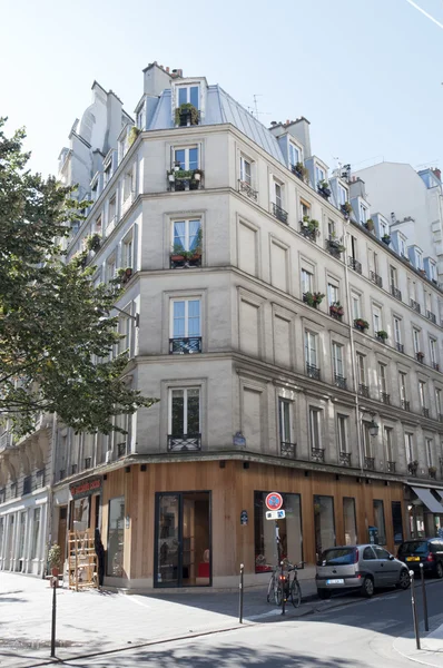 Paris gathörn i marais. Stockbild