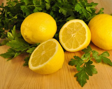 taze kesilmiş limon ve düz yaprak maydanoz