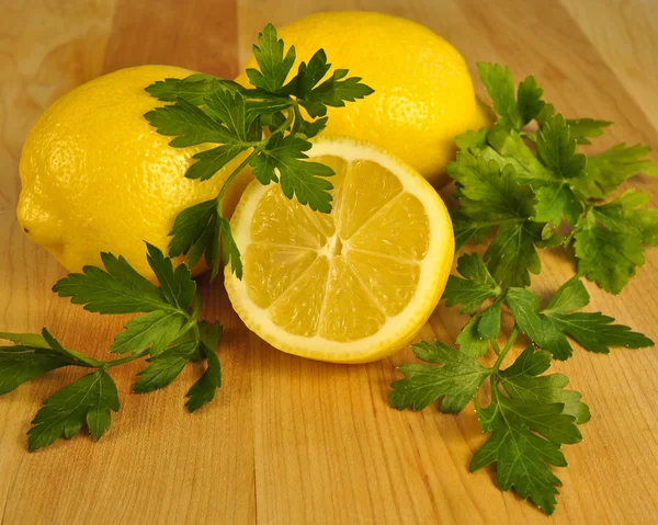 Fresh sliced lemon and green flat leaf parsley, close up. — Stock Photo, Image