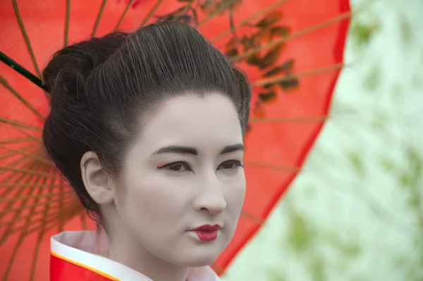 Geisha con ombrello rosso — Foto Stock
