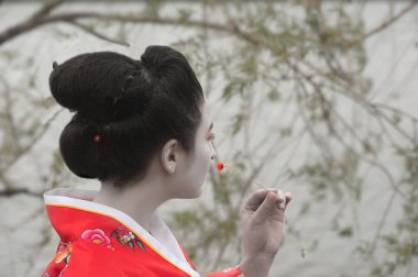 Geisha with the little red flower clipart