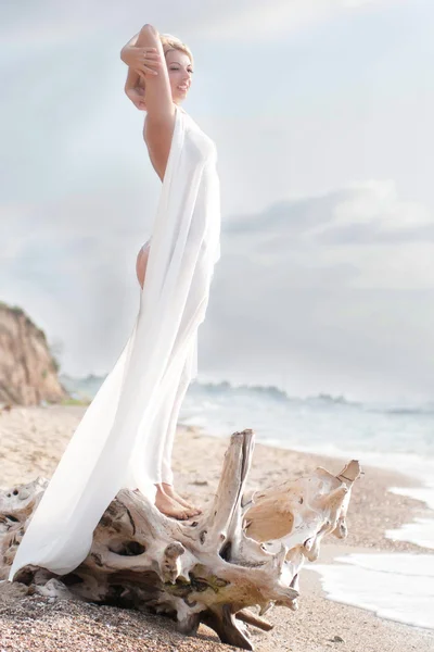 Frau in Weiß am Strand — Stockfoto