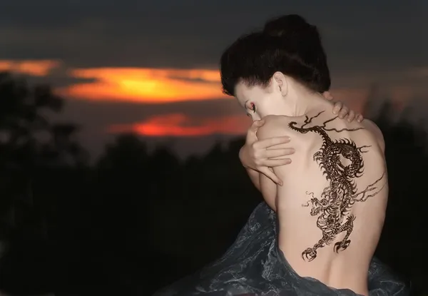 Geisha met dragon tattoo — Stockfoto