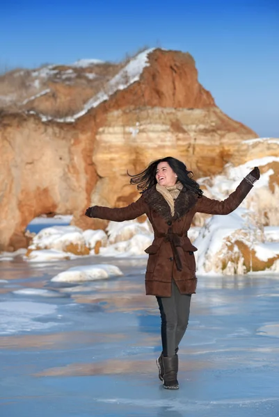 얼음에 행복 한 여자 — 스톡 사진