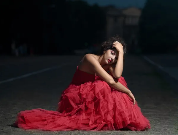 Hermosa mujer en vestido rojo — Foto de Stock