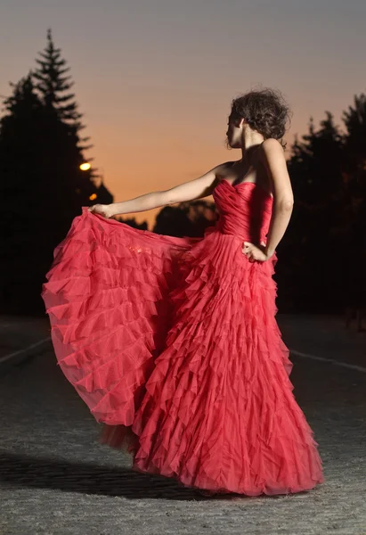 Kırmızılı dans eden kadın — Stok fotoğraf