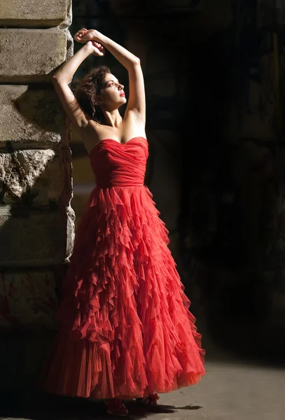 Mooie vrouw in rode jurk — Stockfoto