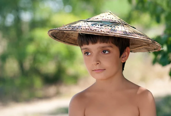 Junge mit vietnamesischem Hut — Stockfoto