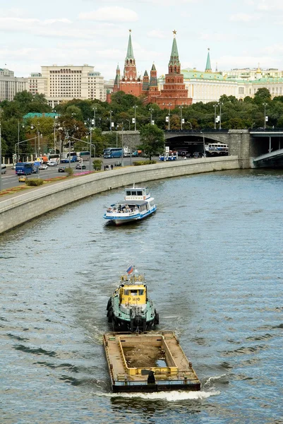 Navigation sur la rivière Moscou près du Kremlin — Photo