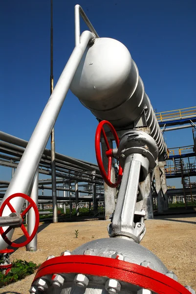 Tanque de óleo de instalação no campo petrolífero — Fotografia de Stock