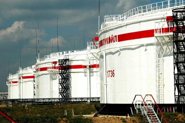 Produção russa de petróleo. LUKOILOil Company, NORSI Refining Factory — Fotografia de Stock