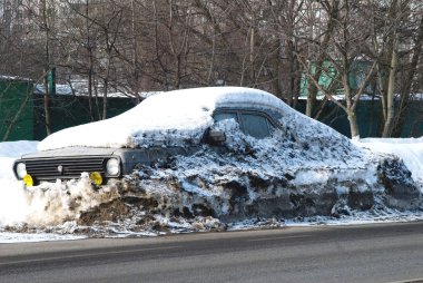 Moskova'da kış. Karda araba
