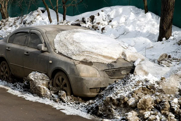 Зима в Москве. Автомобиль в снегу — стоковое фото