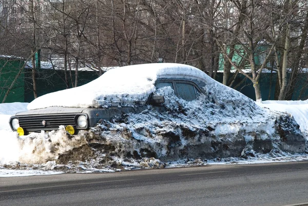 Winter in Moscow. The car in the snow — Stock Photo, Image