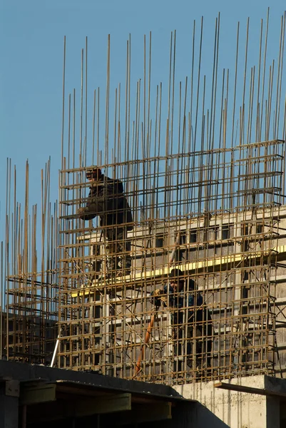 Werknemers op een bouwplaats — Stockfoto