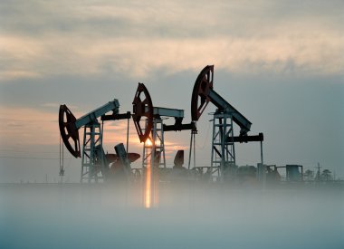 Rus petrol ve gus üretim. kuleleri petrol sahası