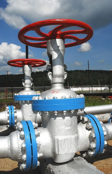 러시아 석유와 가스 생산입니다. 오일 필드에 밸브 — 스톡 사진