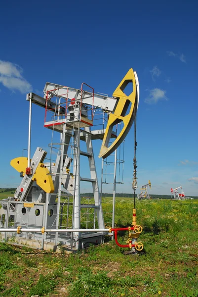 Producción de petróleo en el yacimiento petrolífero — Foto de Stock
