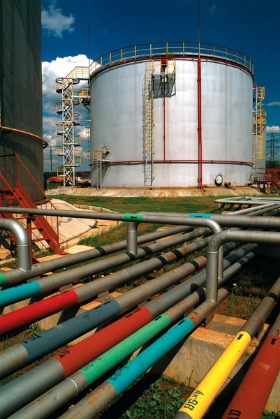Rússia. Produção de petróleo. O tanque no campo petrolífero — Fotografia de Stock