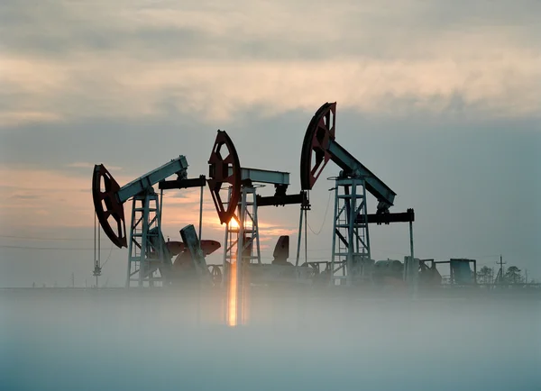 Produção russa de petróleo e gus. Rigs no campo petrolífero Fotos De Bancos De Imagens