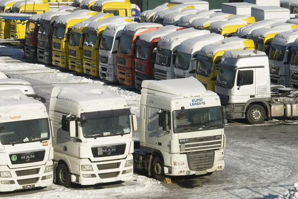 Venda de caminhões pesados novos e usados em Moscou Fotos De Bancos De Imagens Sem Royalties