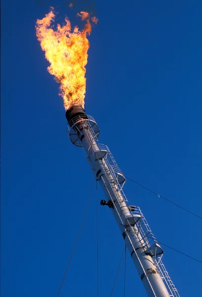 A gáz fáklyát a gáz területén — Stock Fotó