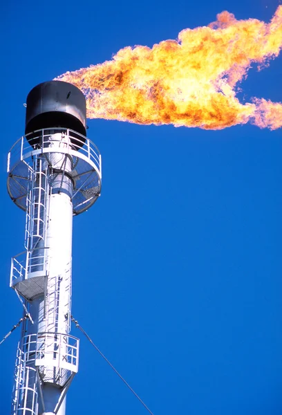 Газовая вспышка на газовом месторождении Лицензионные Стоковые Изображения