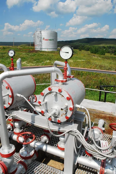 Produção russa de petróleo. Unidade de instalação no campo petrolífero — Fotografia de Stock