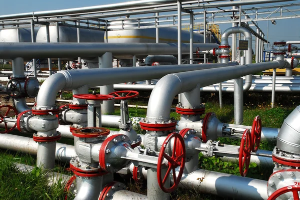 Producción rusa de petróleo. Unidad de instalación en yacimientos petrolíferos —  Fotos de Stock