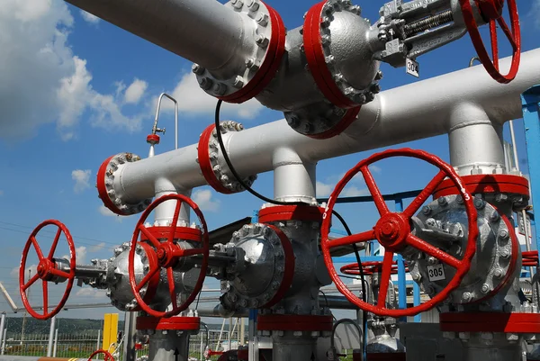 Виробництво російської нафти. Встановлення блоку на нафтовому родовищі — стокове фото
