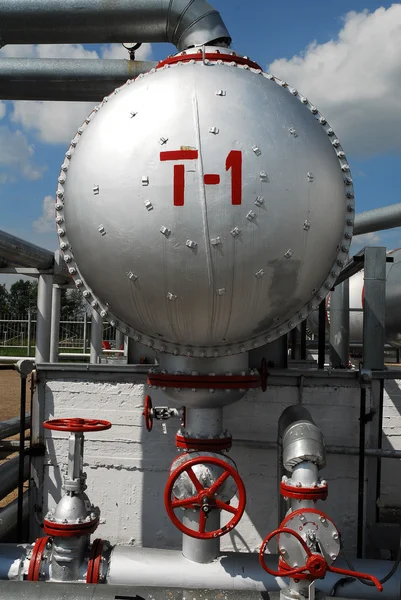 Виробництво російської нафти. Встановлення блоку на нафтовому родовищі — стокове фото