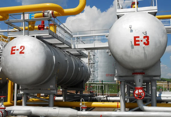 Produção russa de petróleo. Unidade de instalação no campo petrolífero — Fotografia de Stock