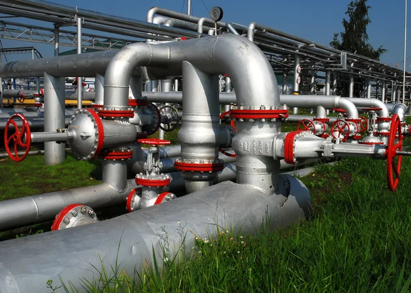Produzione petrolifera russa. Unità di installazione su giacimento petrolifero — Foto Stock