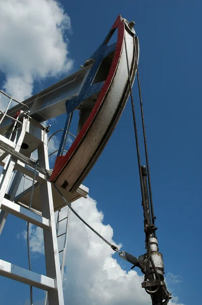 Produção russa de petróleo e gus. Equipamento no campo petrolífero — Fotografia de Stock