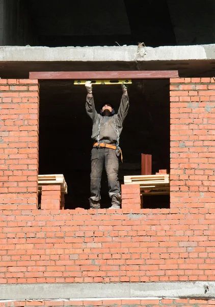 Трудящиеся-мигранты на строительных площадках Москвы — стоковое фото