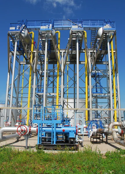 Produzione petrolifera russa. Unità di installazione su giacimento petrolifero — Foto Stock
