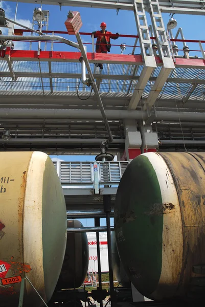 Ryssland. olja laddar Kuggejärnväg på norsi raffinering fabriken Stockbild