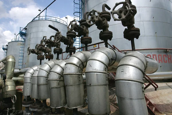 Rusland. Productie olie en gas. olietank en ventiel — Stockfoto