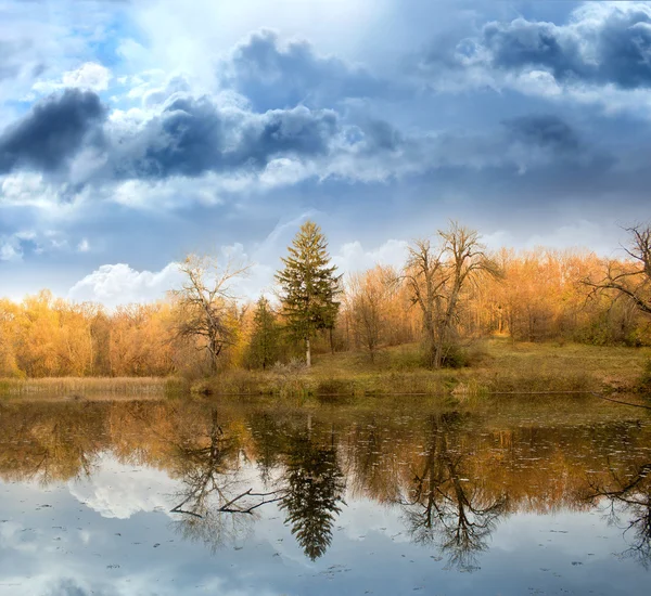Paisagem de outono contra o céu terrível e o rio — Fotografia de Stock