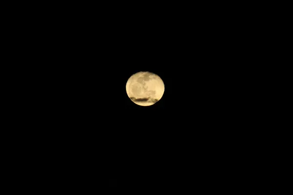 Het oog wordt onttrokken volle maan — Stockfoto