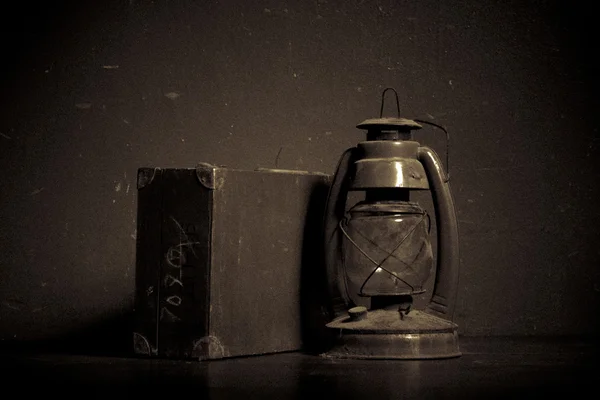 Lámpara de aceite y maleta Imagen de archivo
