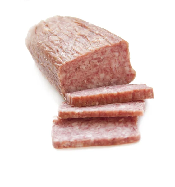 Salame salsicha em um fundo branco — Fotografia de Stock