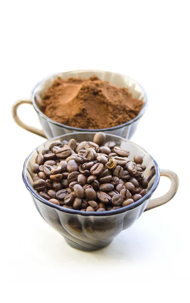 Две чашки с зерном и молотым кофе — стоковое фото