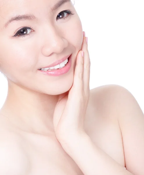 Vrouw aan haar mooie gezicht met een gezonde huid te raken — Stockfoto