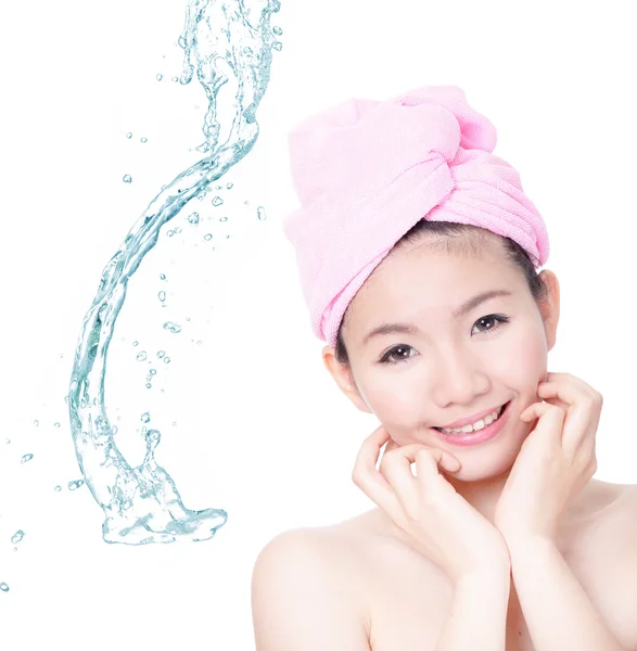 Meisje glimlachend aanraking gezicht na douche met water achtergrond — Stockfoto