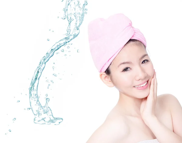 Mädchen lächelnd berühren Gesicht nach der Dusche mit Wasser Hintergrund — Stockfoto